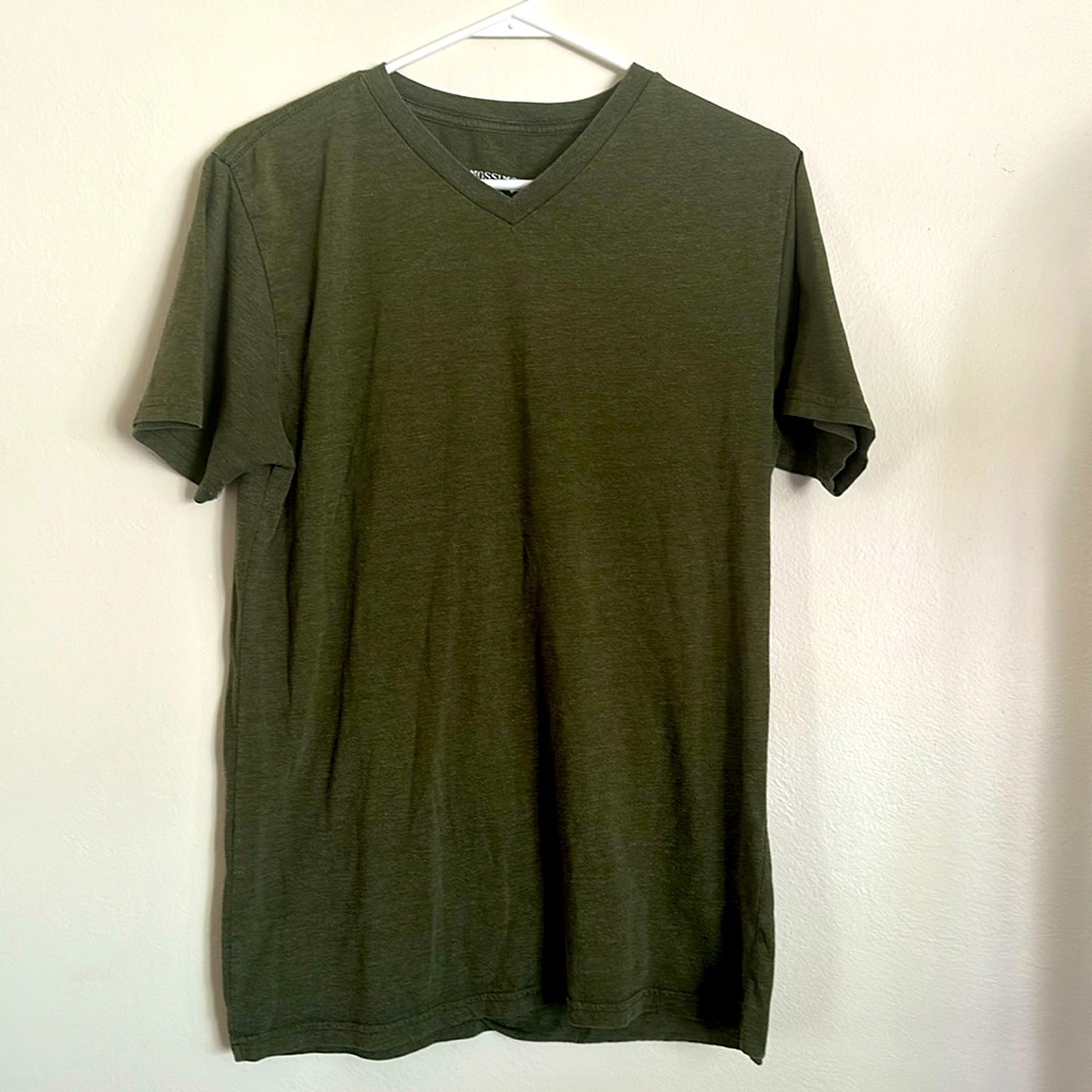 Men’s olive athletic fit shirt M